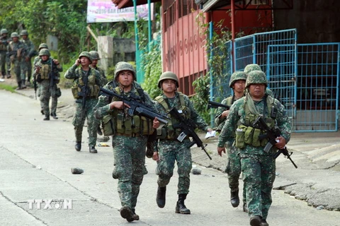 Binh sỹ Philippines trong chiến dịch truy quét phiến quân ở Marawi. (Nguồn: THX/TTXVN)