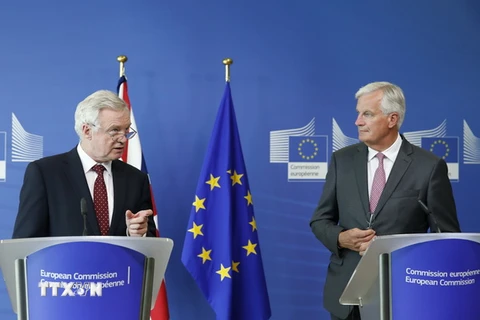 Trưởng đoàn đàm phán EU Michel Barnier (phải) và Anh David Davis. (Nguồn: THX/TTXVN)