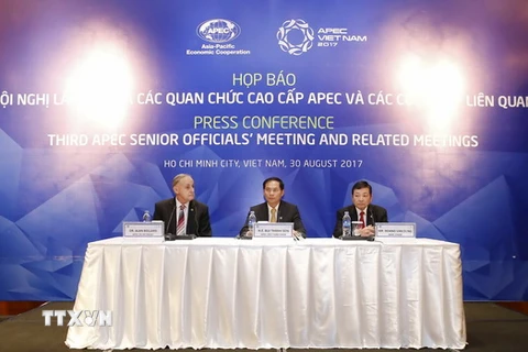 Họp báo thông báo kết quả Hội nghị các quan chức cao cấp APEC lần thứ 3 (SOM 3). (Ảnh: Văn Điệp/TTXVN)