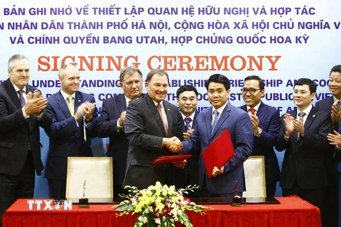 Chủ tịch thành phố Hà Nội Nguyễn Đức Chung và Thống đốc Bang Utah Gery Herbert ký Biên bản ghi nhớ. (Ảnh: An Đăng/TTXVN)
