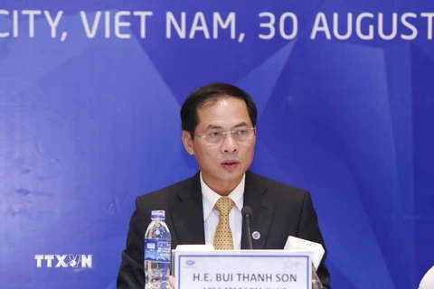 Thứ trưởng Thường trực Bộ Ngoại giao Bùi Thanh Sơn chủ trì Họp báo thông báo kết quả Hội nghị SOM 3. (Ảnh: Văn Điệp/TTXVN)