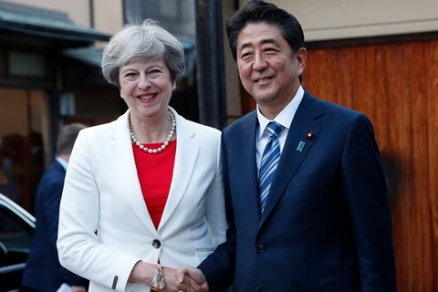 Thủ tướng Nhật Bản Shinzo Abe đón người đồng cấp Anh Theresa May tại Kyoto. (Nguồn: AFP)