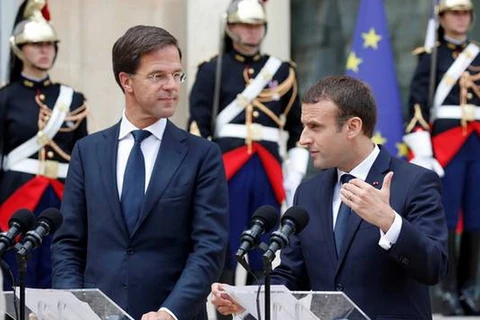 Tổng thống Pháp Emmanuel Macron và Thủ tướng Hà Lan Mark Rutte trong cuộc họp báo sau hội đàm. (Nguồn: Reuters)