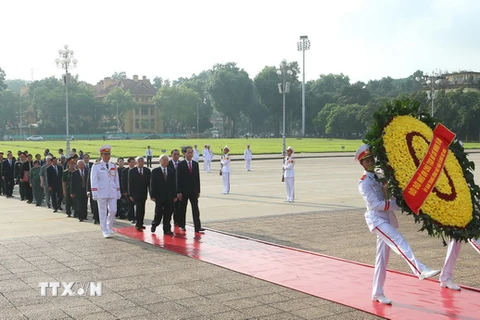 Đoàn đại biểu lãnh đạo Đảng, Nhà nước, Mặt trận Tổ quốc Việt Nam do Tổng Bí thư Nguyễn Phú Trọng dẫn đầu đặt hoa và vào Lăng viếng Chủ tịch Hồ Chí Minh. (Ảnh: Doãn Tấn/TTXVN)