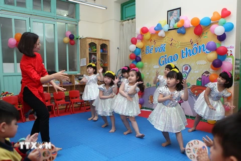 Giờ học múa của trẻ lớp 5 tuổi, trường Mẫu giáo Mầm non B, Hà Nội. (Ảnh: Quý Trung/TTXVN)
