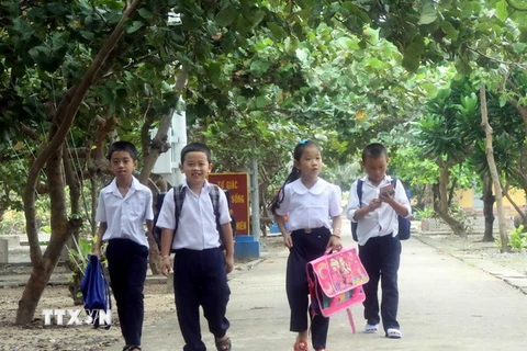 Học sinh Trường Tiểu học thị trấn Trường Sa, tỉnh Khánh Hòa trên đường đến trường. (Ảnh: Minh Đức/TTXVN)