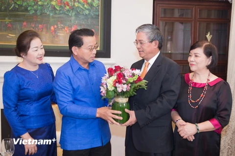 Đại sứ Lào tại Hoa Kỳ Mai Sayavong cùng Phu nhân chúc mừng Đại sứ Phạm Quang Vinh cùng Phu nhân. (Ảnh: Đoàn Hùng/Vietnam+)