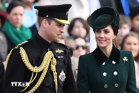 Hoàng tử Anh William (trái) và Công nương Kate (phải) trong một sự kiện ở Hounslow, London, Anh. (Nguồn: AFP/TTXVN)