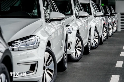 Những chiếc xe điện e-Golf của Volkswagen sau khi được hoàn thiện tại một nhà máy ở Dresden, Đức. (Nguồn: EPA/TTXVN)
