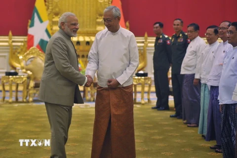 Tổng thống Myanmar Htin Kyaw (phải) và Thủ tướng Ấn Độ Narendra Modi (trái) tại cuộc gặp ở Naypyidaw. (Nguồn: AFP/TTXVN)