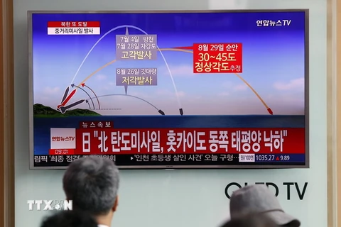 Người dân theo dõi bản tin về vụ phóng tên lửa của Triều Tiên tại nhà ga ở Seoul, Hàn Quốc. (Nguồn: EPA/TTXVN)