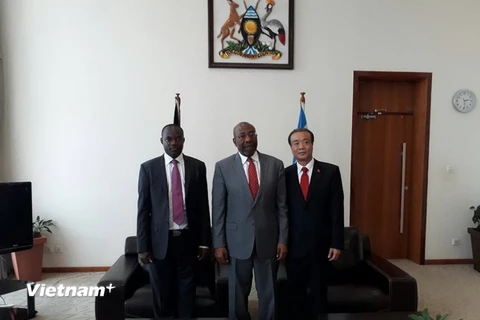 Đại sứ Việt Nam tại Tanzania Nguyễn Kim Doanh chào xã giao Thủ tướng Uganda Ruhakana Rugunda. (Ảnh: Mạnh Hùng-Dư Hưng/Vietnam+)