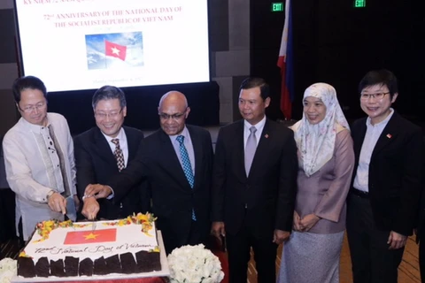 Đại sứ Lý Quốc Tuấn và khách mời danh dự cắt bánh mừng Quốc khánh. (Nguồn: Đại sứ quán Việt Nam tại Philippines)