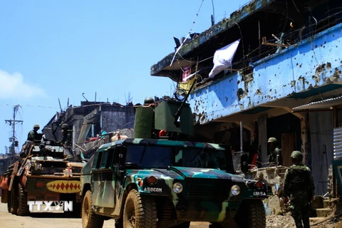 Binh sỹ Philippines tuần tra tại thành phố Marawi. (Nguồn: EPA/TTXVN)