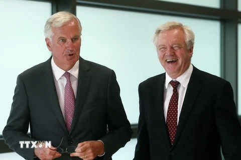 Bộ trưởng phụ trách vấn đề Brexit của Anh David Davis (trái) và Trưởng đoàn đàm phán Brexit của EU Michel Barnier. (Nguồn: AFP/TTXVN)