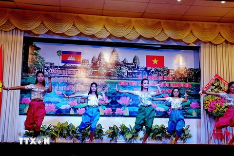Thanh niên Việt Nam và Campuchia biểu diễn tại lễ kỷ niệm 63 năm Ngày độc lập Vương quốc Campuchia. (Ảnh: Thế Anh/TTXVN)