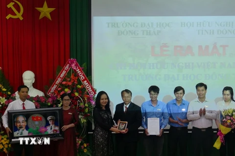 Lễ ra mắt chi hội hữu nghị Việt Nam-Lào trường Đại học Đồng Tháp. (Ảnh: Chương Đài/TTXVN)