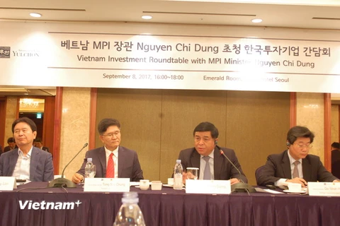 Bộ trưởng Nguyễn Chí Dũng (thứ 3, bên phải) phát biểu tại cuộc gặp các doanh nghiệp Hàn Quốc. (Ảnh: Vũ Toàn-Hữu Tuyên/Vietnam+)