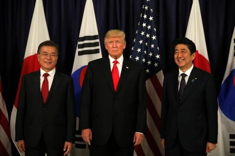 Tổng thống Hàn Quốc Moon Jae-in, Tổng thống Mỹ Donald Trump và Thủ tướng Nhật Bản Shinzo Abe tại Hội nghị G20 tháng7/2017. (Nguồn: Reuters)