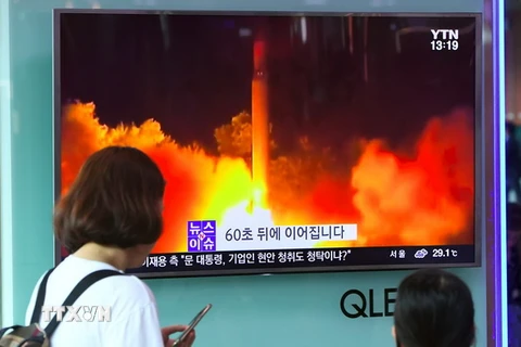 Người dân Hàn Quốc theo dõi trên truyền hình về vụ phóng thử tên lửa đạn đạo liên lục địa lần thứ hai của Triều Tiên tại một nhà ga ở Seoul. (Nguồn: AFP/TTXVN)