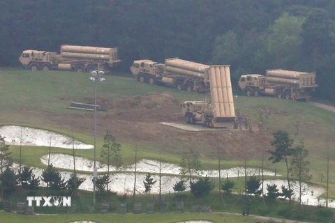Các trang thiết bị THAAD được chuyển tới Seongju, Hàn Quốc. (Nguồn: AFP/TTXVN)