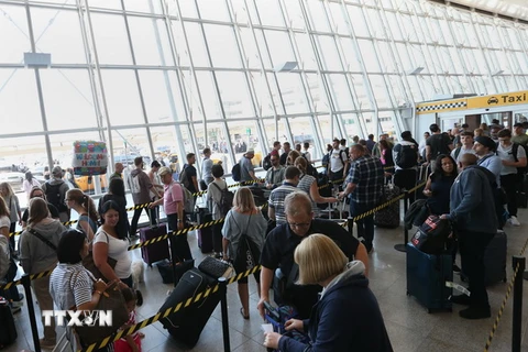 Hành khách tại sân bay quốc tế John F. Kennedy ở New York, Mỹ. (Nguồn: EPA/TTXVN)