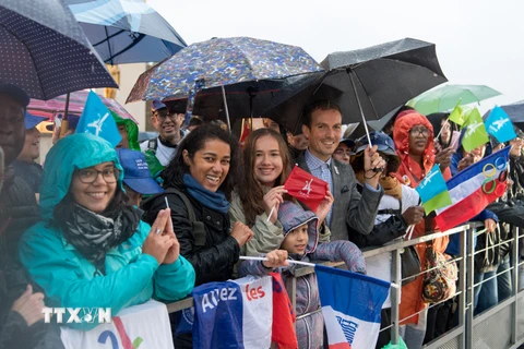 Người dân đón mừng sự kiện Olympic trở lại tại quảng trường Trocadero, Paris, Pháp. (Nguồn: THX/TTXVN)