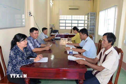 Ban tiếp công dân huyện An Biên, Kiên Giang, tiếp hộ dân trên địa bàn huyện. (Ảnh: Lê Sen/TTXVN)