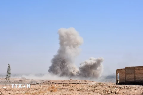Binh sỹ Syria giao tranh với phiến quân IS tại khu vực ngoại ô phía bắc tỉnh Deir al-Zour. (Nguồn: AFP/TTXVN)
