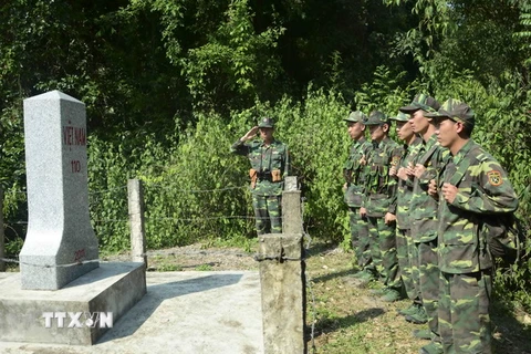 Các chiến sỹ Bộ đội biên phòng Đồn Biên phòng Pa Thơm kiểm tra cột mốc 110, phân định ranh giới chủ quyền với nước bạn Lào. (Ảnh: Xuân Tiến/TTXVN)