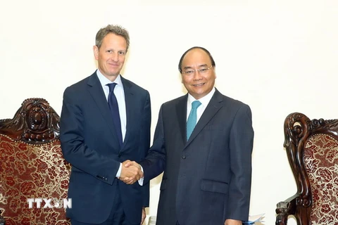 Thủ tướng Nguyễn Xuân Phúc tiếp ông Timothy Geithner, Chủ tịch Tập đoàn Warbugg Pincus. (Ảnh: Thống Nhất/TTXVN)
