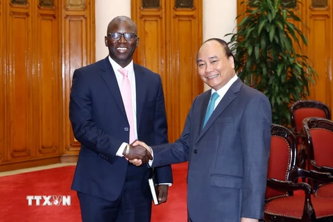 Thủ tướng Nguyễn Xuân Phúc tiếp ông Ousmane Dione, Giám đốc Quốc gia Ngân hàng Thế giới tại Việt Nam. (Ảnh: Thống Nhất/TTXVN)