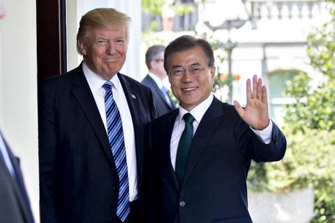 Tổng thống Mỹ Donald Trump và người đồng cấp Hàn Quốc Moon Jae-in. (Nguồn: aol.com)