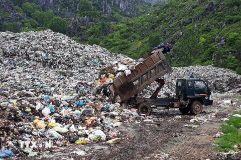 Bãi rác tại huyện Nga Sơn, Thanh Hóa, gây ô nhiêm môi trường nghiêm trọng. (Ảnh: Trịnh Duy Hưng/TTXVN)