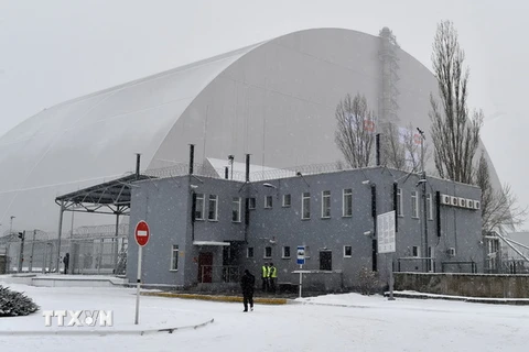Công trình chụp một mái vòm mới bằng thép khổng lồ lên lò phản ứng số 4 của Nhà máy điện hạt nhân Chernobyl . (Nguồn: AFP/TTXVN)