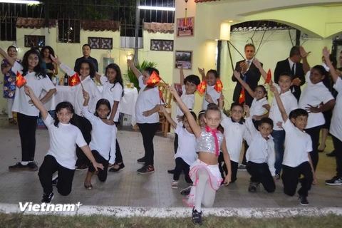 Các cháu thiếu nhi Ai Cập biểu diễn trên nền nhạc bài hát ''Ai yêu Bác Hồ Chí Minh hơn thiếu niên nhi đồng.'' (Ảnh: Nguyễn Trường/Vietnam+)