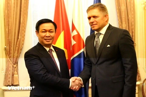 Phó Thủ tướng Vương Đình Huệ đã hội kiến Thủ tướng Slovakia Robert Fico. (Ảnh: Quang Vinh/Vietnam+)