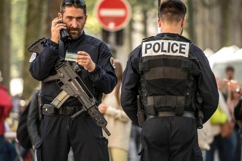 Cảnh sát Pháp phong tỏa khu vực chiếc xe ôtô nghi vấn. (Nguồn: AFP)