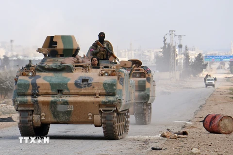 Binh sỹ Thổ Nhĩ Kỳ tiến vào khu vực ngoại ô phía Tây Al-Bab, Syria. (Nguồn: AFP/TTXVN)