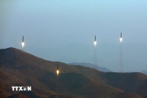 Các tên lửa đạn đạo của đơn vị pháo binh Hwasong thuộc Quân đội Nhân dân Triều Tiên được phóng tại một địa điểm bí mật ở Triều Tiên. (Nguồn: EPA/TTXVN)