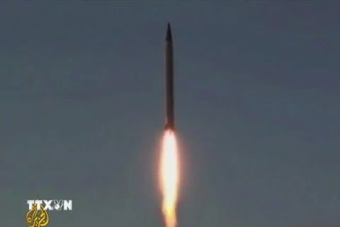 Tên lửa đạn đạo thế hệ mới Khoramshahr được phóng tại một địa điểm bí mật ở Iran. (Nguồn: Press TV/TTXVN)