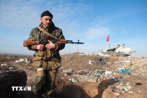 Tay súng ly khai miền Đông Ukraine làm nhiệm vụ tại làng Frunze thuộc vùng Lugansk. (Nguồn: AFP/TTXVN)