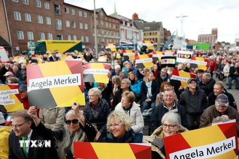 Những người ủng hộ Thủ tướng Angela Merkel tại cuộc vận động tranh cử của đương kim Thủ tướng ở Kappeln, miền Bắc Đức. (Nguồn: AFP/TTXVN)