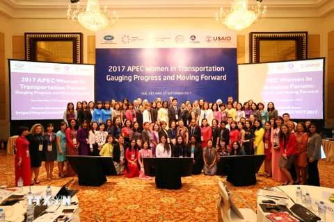 Đại biểu đại diện các nền kinh tế APEC chụp ảnh chung. (Ảnh: Anh Tuấn/TTXVN)