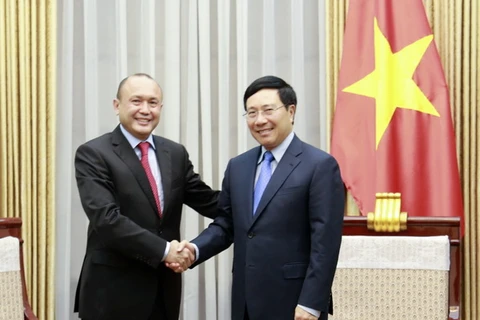 Phó Thủ tướng, Bộ trưởng Ngoại giao Phạm Bình Minh và Đại sứ Kazakhstan Beketzhan Zhumakhanov. (Nguồn: dangcongsan.vn)