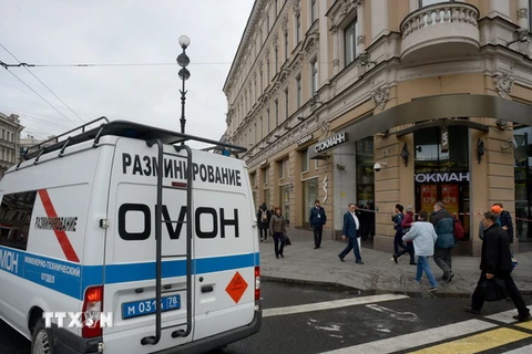 Xe rà phá bom mìn của lực lượng đặc nhiệm Nga làm nhiệm vụ tại Trung tâm thương mại Stockmann ở Saint Petersburg sau khi nhận được điện thoại đe dọa đánh bom. (Nguồn: AFP/TTXVN)