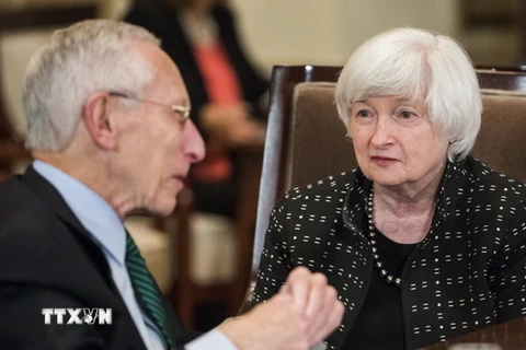 Phó Chủ tịch Fed Stanley Fischer (trái) và Chủ tịch Fed Janet Yellen tại phiên họp Ủy ban Thị trường mở liên bang ở Washington D.C. (Nguồn: EPA/TTXVN)