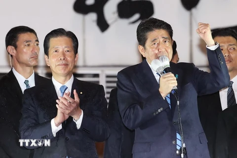 Thủ tướng Nhật Bản Shinzo Abe (phải, phía trước) phát biểu trong một sự kiện tại thủ đô Tokyo. (Nguồn: AFP/TTXVN)