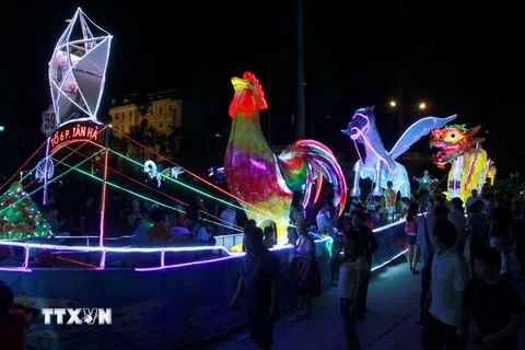 Các mô hình đèn lồng tham gia diễn diễu trong đêm hội thành Tuyên năm 2017. (Ảnh: Quang Cường/TTXVN)