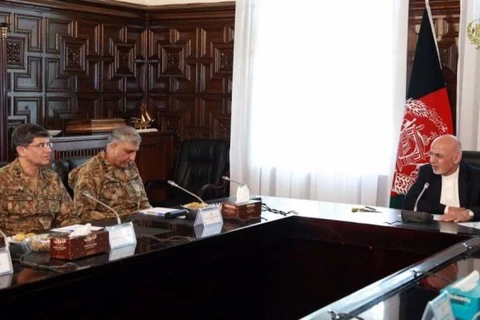 Tướng Qamar Javed Bajwa (trái) tại cuộc gặp Tổng thống Afghanistan Ashraf Ghani. (Nguồn: samaa.tv)